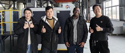 Les clients visitent l'usine de cirage